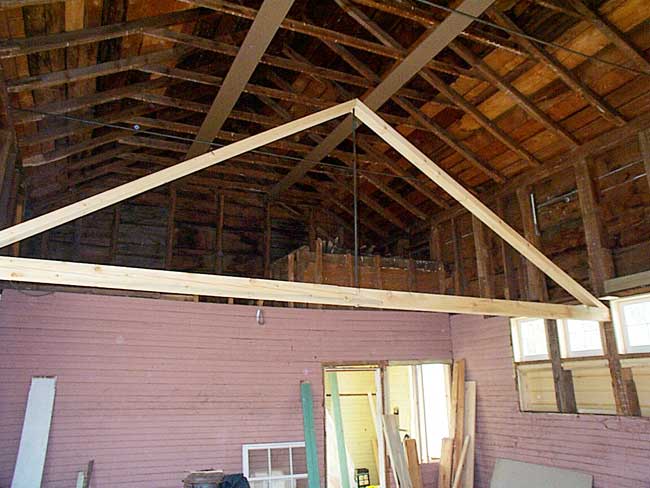 Beam truss to support the eaves